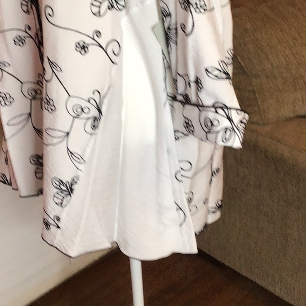 Multiples: Floral Black and White Women's Top - Picture 5 of 14